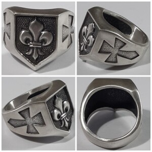 Heraldic lily ring